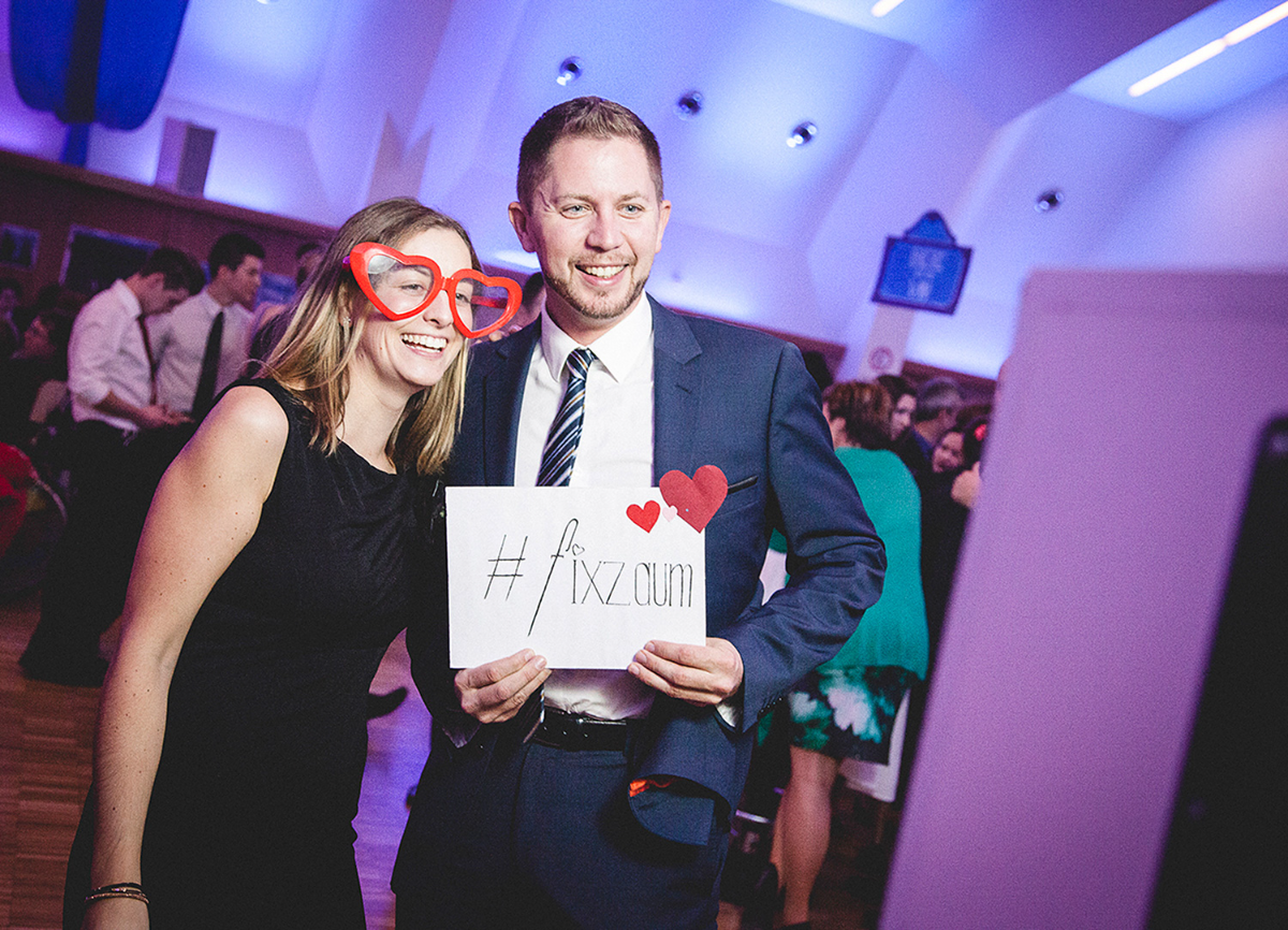 Gäste mit Schild ‚#fixzaum' und Herzbrille