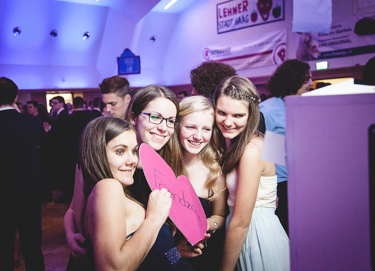 Freundinnen mit Herz-Schild ‚Friendzone'