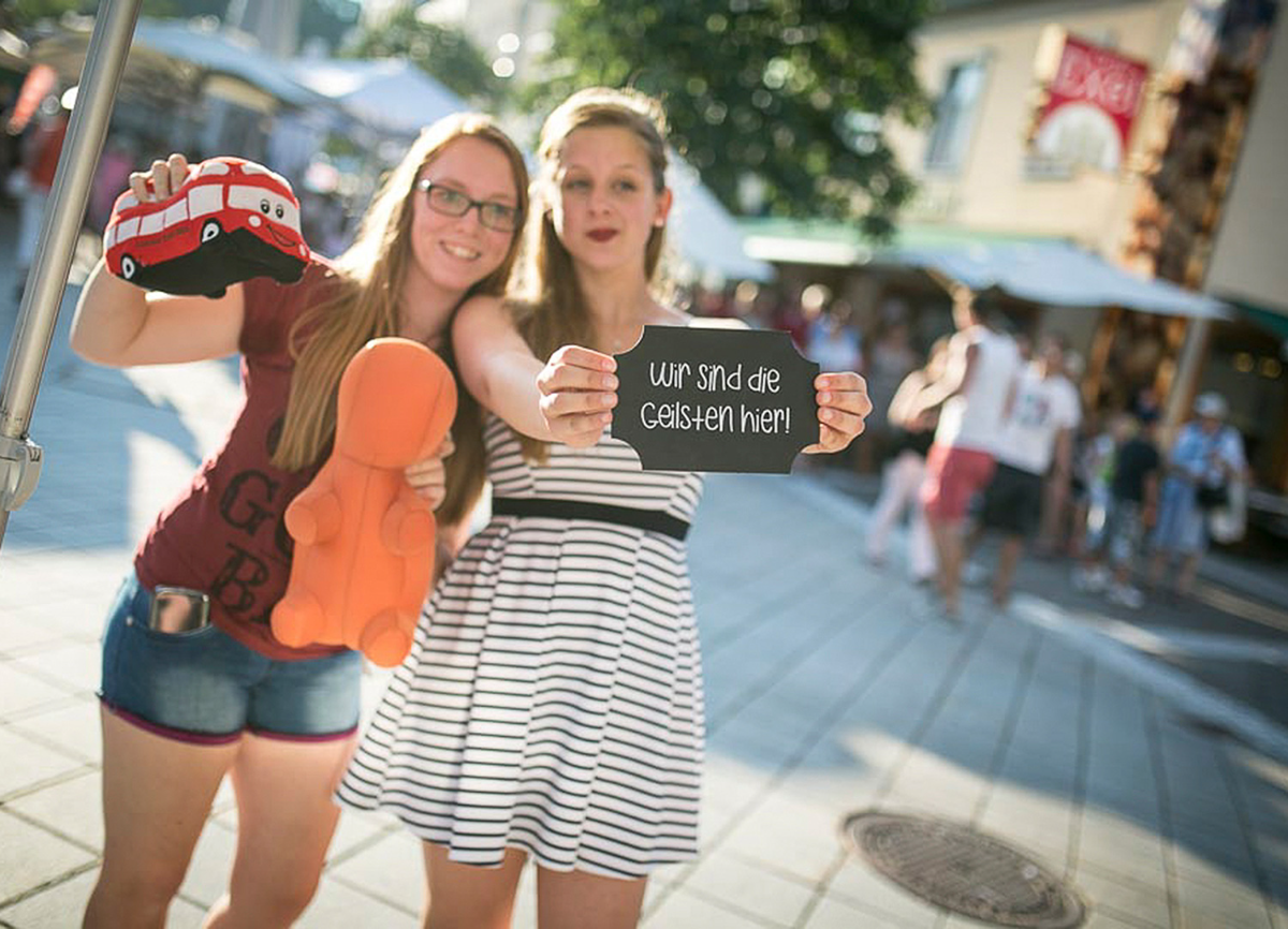 Fotobox bei der Amstetten Einkaufsnacht, Schild ‚Wir sind die Geilsten hier'
