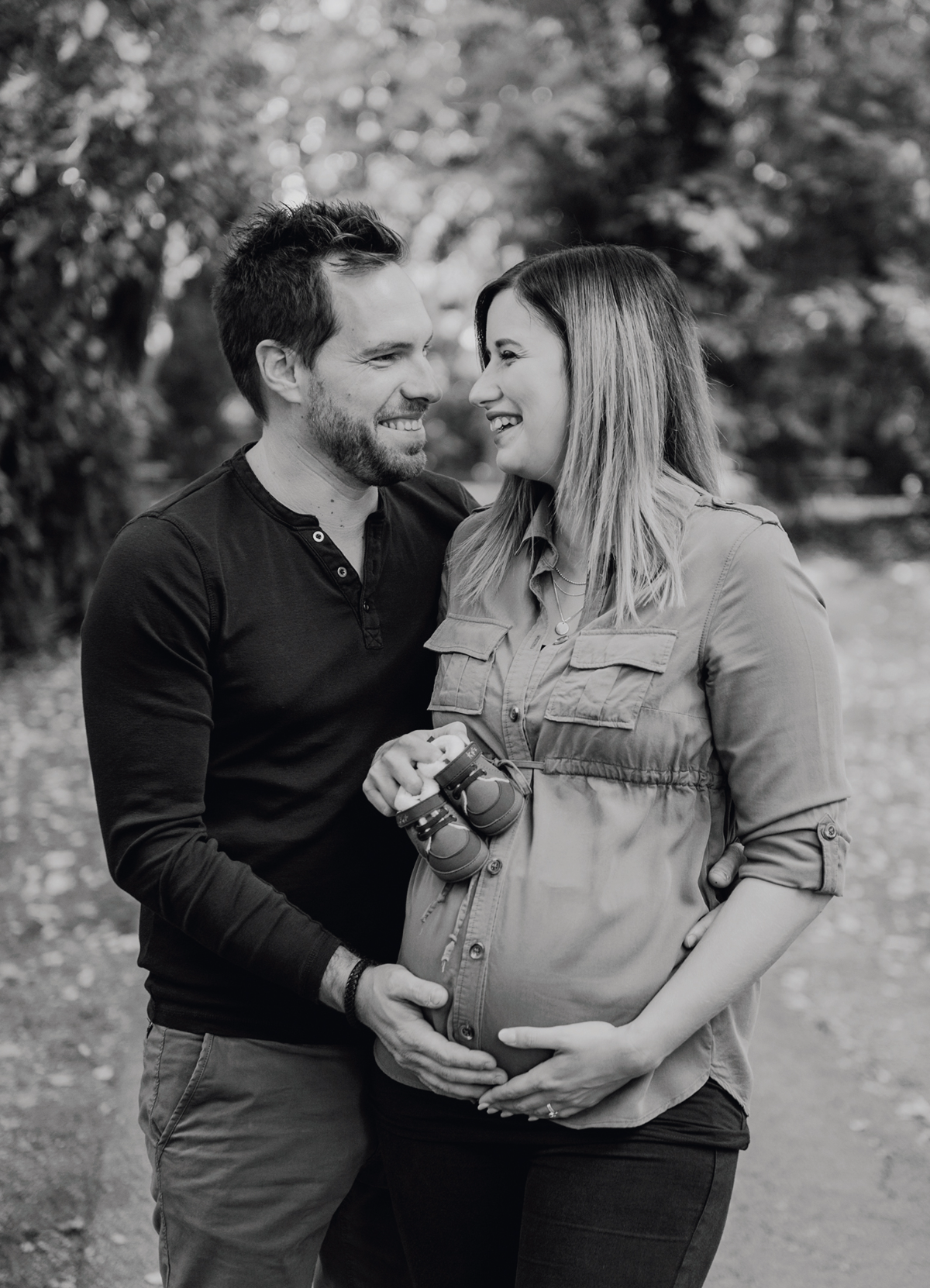 Babybauch-Shooting im Park
