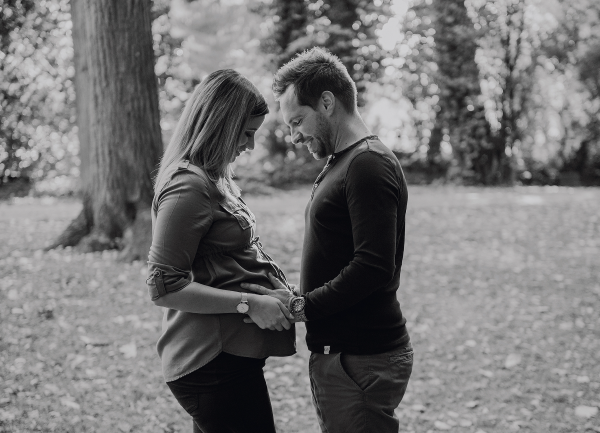 Babybauch-Shooting im Park