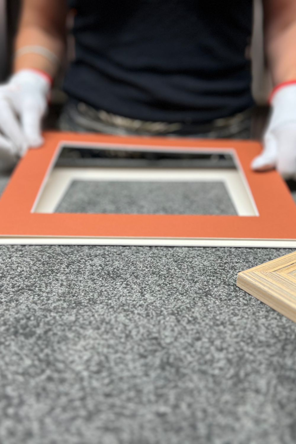 Zuschnitt von Museumsglas im Rahmungsstudio